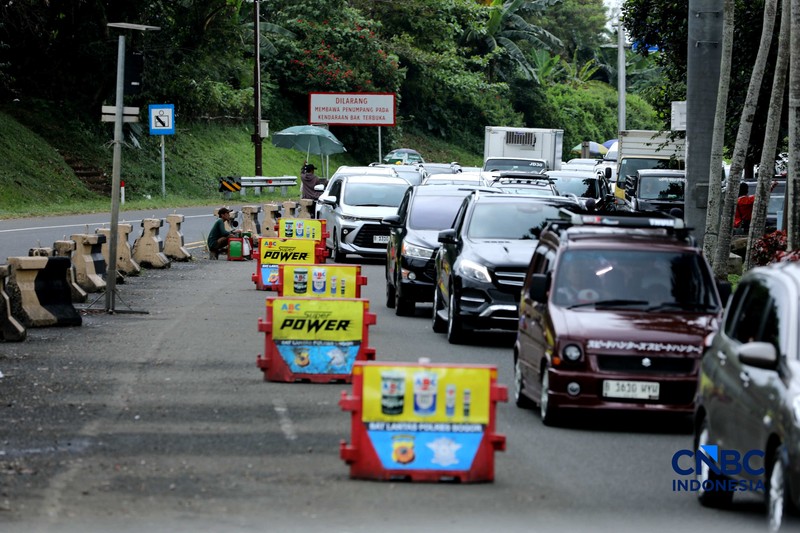 Kendaraan terjebak kemacetan di Simpang Gadog, Kecamatan Ciawi, Kabupaten Bogor, Jawa Barat, Jumat (27/3/2026). (CNBC Indonesia/Tri Susilo)