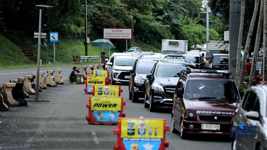Kendaraan terjebak kemacetan di Simpang Gadog, Kecamatan Ciawi, Kabupaten Bogor, Jawa Barat, Jumat (27/3/2026). (CNBC Indonesia/Tri Susilo)