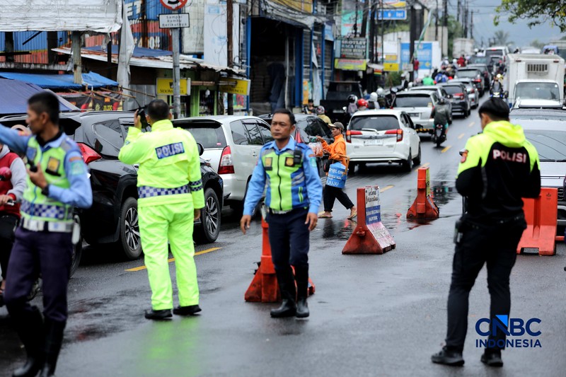 Kendaraan terjebak kemacetan di Simpang Gadog, Kecamatan Ciawi, Kabupaten Bogor, Jawa Barat, Jumat (27/3/2026). (CNBC Indonesia/Tri Susilo)