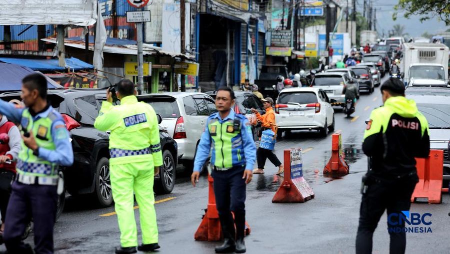 Kendaraan terjebak kemacetan di Simpang Gadog, Kecamatan Ciawi, Kabupaten Bogor, Jawa Barat, Jumat (27/3/2026). (CNBC Indonesia/Tri Susilo)