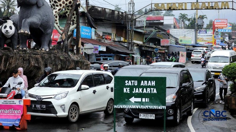 Kendaraan terjebak kemacetan di Simpang Gadog, Kecamatan Ciawi, Kabupaten Bogor, Jawa Barat, Jumat (27/3/2026). (CNBC Indonesia/Tri Susilo)