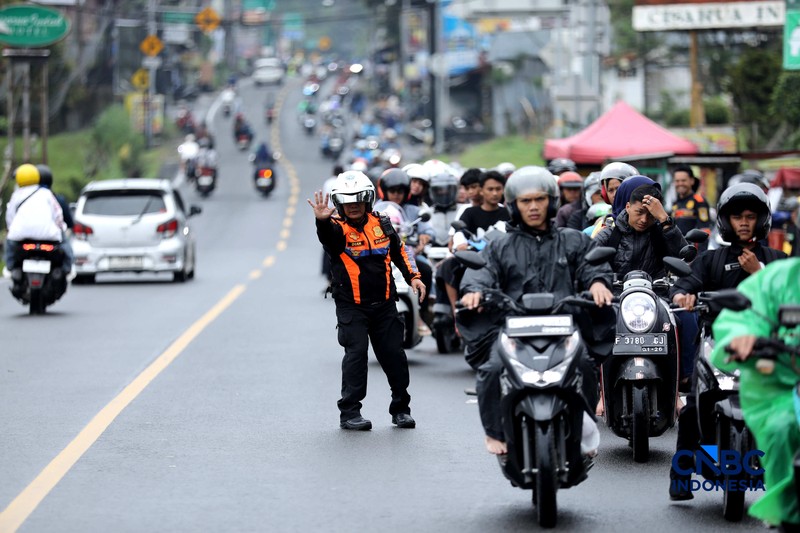 Kendaraan terjebak kemacetan di Simpang Gadog, Kecamatan Ciawi, Kabupaten Bogor, Jawa Barat, Jumat (27/3/2026). (CNBC Indonesia/Tri Susilo)