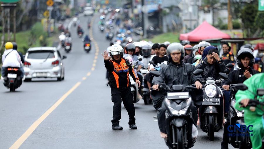 Kendaraan terjebak kemacetan di Simpang Gadog, Kecamatan Ciawi, Kabupaten Bogor, Jawa Barat, Jumat (27/3/2026). (CNBC Indonesia/Tri Susilo)