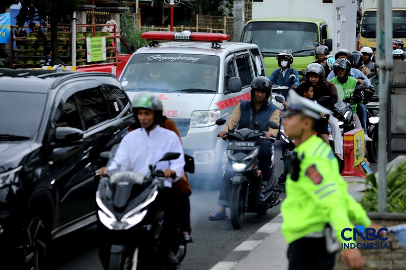 Kendaraan terjebak kemacetan di Simpang Gadog, Kecamatan Ciawi, Kabupaten Bogor, Jawa Barat, Jumat (27/3/2026). (CNBC Indonesia/Tri Susilo)