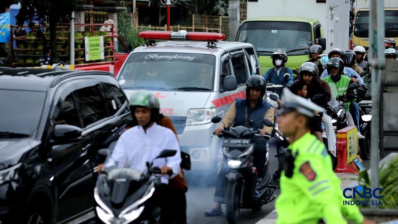 Kendaraan terjebak kemacetan di Simpang Gadog, Kecamatan Ciawi, Kabupaten Bogor, Jawa Barat, Jumat (27/3/2026). (CNBC Indonesia/Tri Susilo)