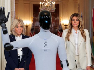 Gaya Matching Melania Trump dengan Robot Humanoid di Gedung Putih