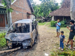 Dramatis, Daihatsu Espass di Ponorogo Terbakar Nyaris Sambar Rumah
