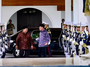 Momen Prabowo Silaturahmi Lebaran Sambut PM Anwar Ibrahim di Istana