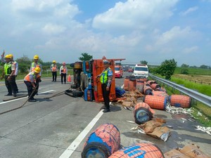 Truk Terguling di Tol Jombang-Mojokerto, Muatan Ikan Tumpah