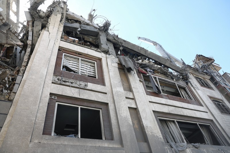 Petugas tanggap darurat mengevakuasi korban dari bawah reruntuhan di lokasi bangunan tempat tinggal yang rusak akibat serangan udara, di tengah konflik AS-Israel dengan Iran, di Teheran, Iran, 27 Maret 2026. (Majid Asgaripour/WANA (West Asia News Agency) via REUTERS)