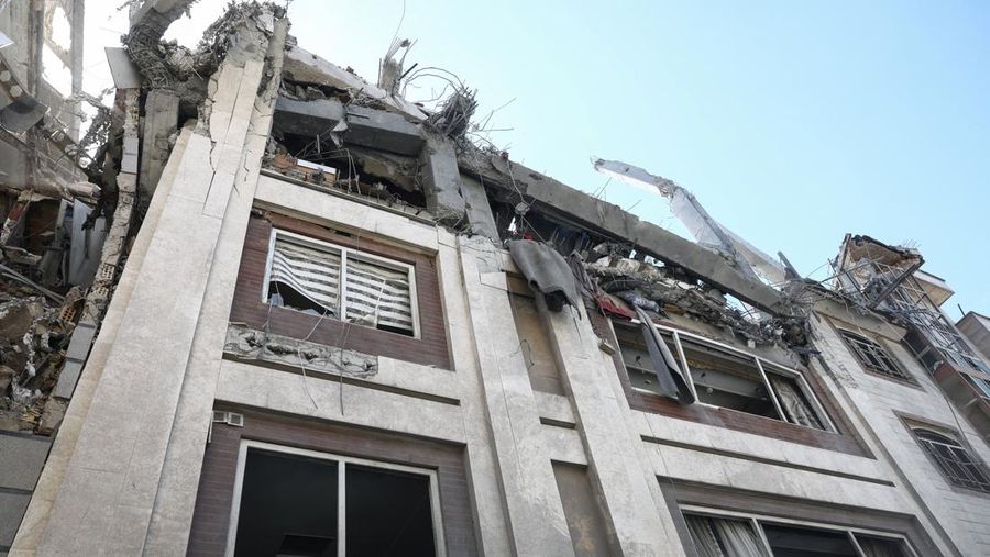 Petugas tanggap darurat mengevakuasi korban dari bawah reruntuhan di lokasi bangunan tempat tinggal yang rusak akibat serangan udara, di tengah konflik AS-Israel dengan Iran, di Teheran, Iran, 27 Maret 2026. (Majid Asgaripour/WANA (West Asia News Agency) via REUTERS)