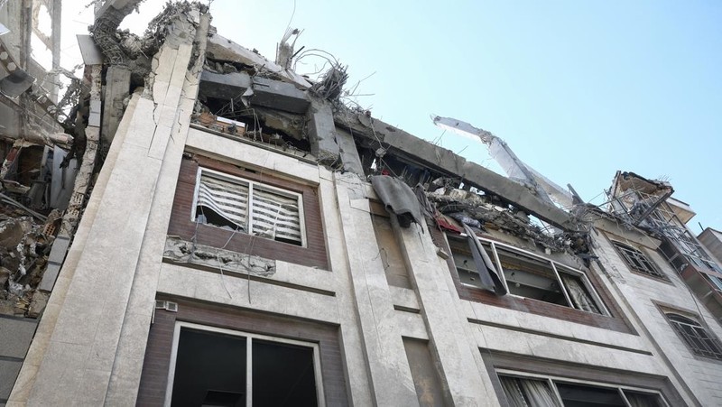 Petugas tanggap darurat mengevakuasi korban dari bawah reruntuhan di lokasi bangunan tempat tinggal yang rusak akibat serangan udara, di tengah konflik AS-Israel dengan Iran, di Teheran, Iran, 27 Maret 2026. (Majid Asgaripour/WANA (West Asia News Agency) via REUTERS)