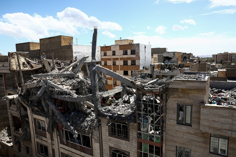 Petugas tanggap darurat mengevakuasi korban dari bawah reruntuhan di lokasi bangunan tempat tinggal yang rusak akibat serangan udara, di tengah konflik AS-Israel dengan Iran, di Teheran, Iran, 27 Maret 2026. (Majid Asgaripour/WANA (West Asia News Agency) via REUTERS)