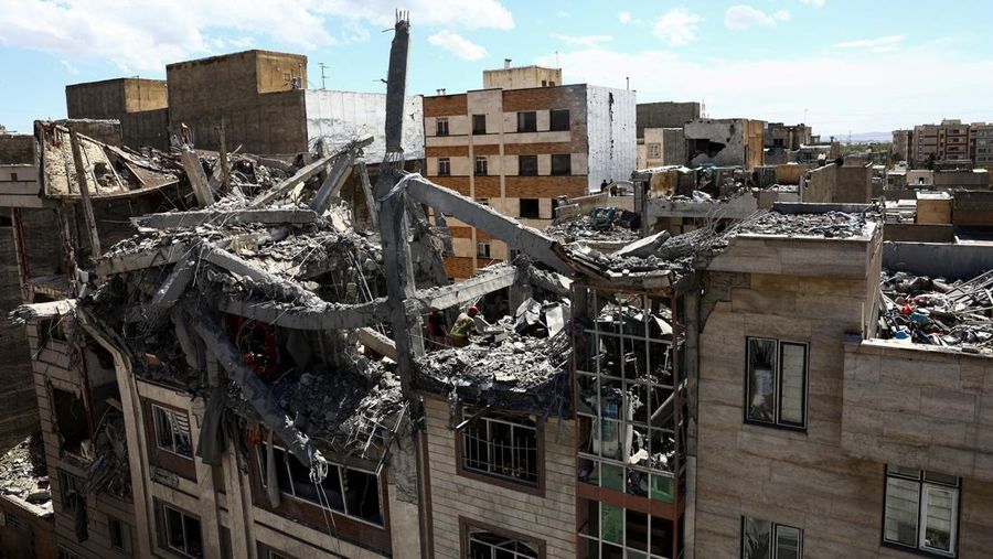 Petugas tanggap darurat mengevakuasi korban dari bawah reruntuhan di lokasi bangunan tempat tinggal yang rusak akibat serangan udara, di tengah konflik AS-Israel dengan Iran, di Teheran, Iran, 27 Maret 2026. (Majid Asgaripour/WANA (West Asia News Agency) via REUTERS)