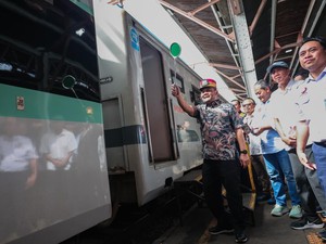 Gubernur Jateng Berangkatkan Peserta Program Balik Rantau Gratis