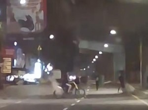 Pemuda Tawuran Ganggu Lalin Pettarani Makassar Malam-malam, Polisi Bubarkan