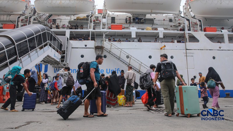 Pemudik tiba saat arus balik Lebaran 2026 di Pelabuhan Penumpang Tanjung Priok, Jakarta, Jumat (27/3/2026). (CNBC Indonesia/Faisal Rahman)