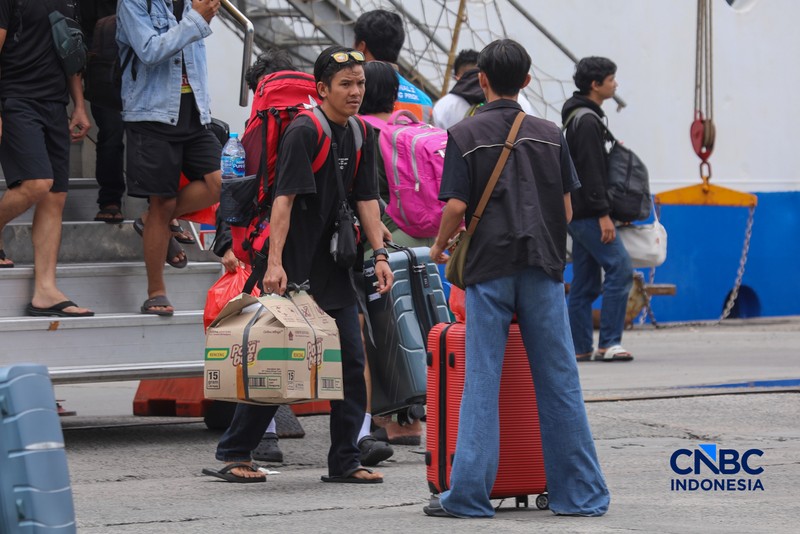 Pemudik tiba saat arus balik Lebaran 2026 di Pelabuhan Penumpang Tanjung Priok, Jakarta, Jumat (27/3/2026). (CNBC Indonesia/Faisal Rahman)