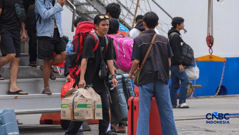 Pemudik tiba saat arus balik Lebaran 2026 di Pelabuhan Penumpang Tanjung Priok, Jakarta, Jumat (27/3/2026). (CNBC Indonesia/Faisal Rahman)