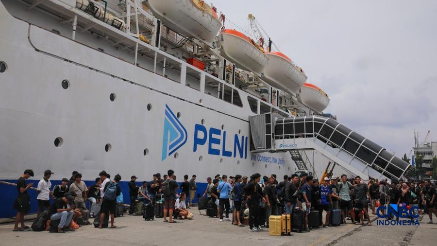 Pemudik tiba saat arus balik Lebaran 2026 di Pelabuhan Penumpang Tanjung Priok, Jakarta, Jumat (27/3/2026). (CNBC Indonesia/Faisal Rahman)