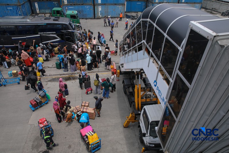 Pemudik tiba saat arus balik Lebaran 2026 di Pelabuhan Penumpang Tanjung Priok, Jakarta, Jumat (27/3/2026). (CNBC Indonesia/Faisal Rahman)
