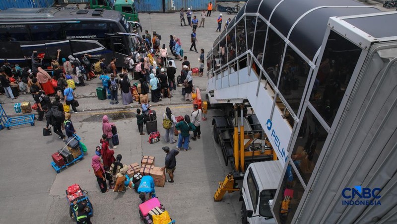 Pemudik tiba saat arus balik Lebaran 2026 di Pelabuhan Penumpang Tanjung Priok, Jakarta, Jumat (27/3/2026). (CNBC Indonesia/Faisal Rahman)