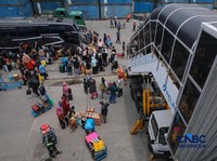 Pemudik tiba saat arus balik Lebaran 2026 di Pelabuhan Penumpang Tanjung Priok, Jakarta, Jumat (27/3/2026).(CNBC Indonesia/Faisal Rahman)