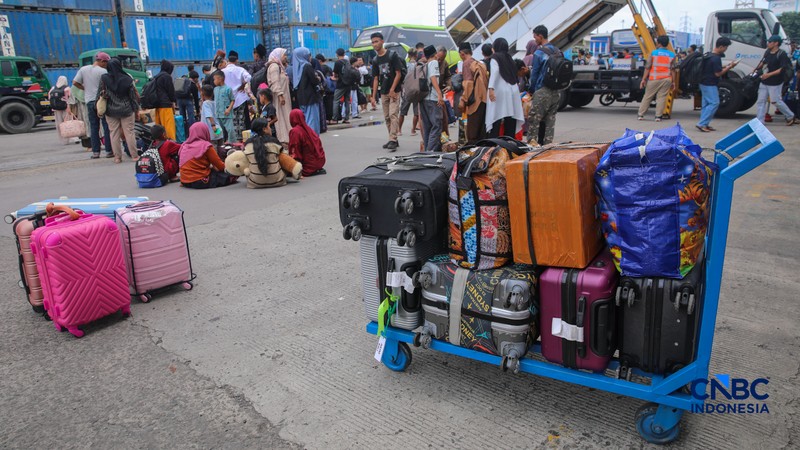 Pemudik tiba saat arus balik Lebaran 2026 di Pelabuhan Penumpang Tanjung Priok, Jakarta, Jumat (27/3/2026). (CNBC Indonesia/Faisal Rahman)