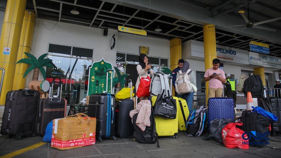 Pemudik tiba saat arus balik Lebaran 2026 di Pelabuhan Penumpang Tanjung Priok, Jakarta, Jumat (27/3/2026). (CNBC Indonesia/Faisal Rahman)