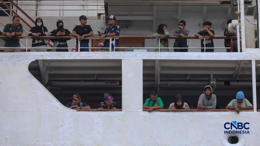 Pemudik tiba saat arus balik Lebaran 2026 di Pelabuhan Penumpang Tanjung Priok, Jakarta, Jumat (27/3/2026). (CNBC Indonesia/Faisal Rahman)