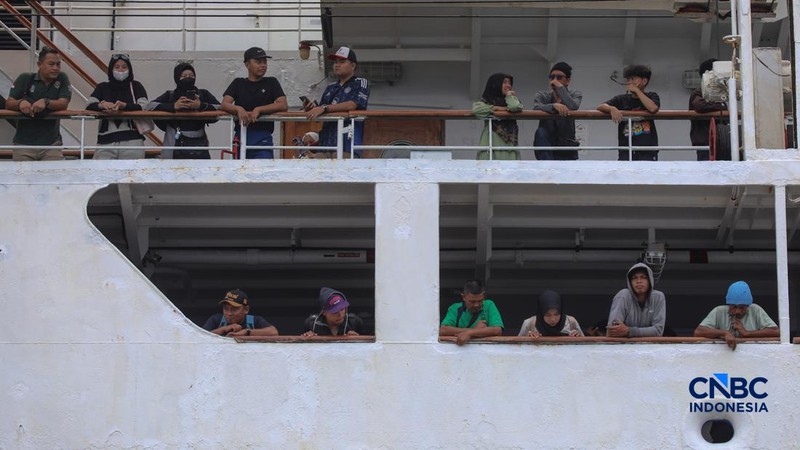 Pemudik tiba saat arus balik Lebaran 2026 di Pelabuhan Penumpang Tanjung Priok, Jakarta, Jumat (27/3/2026). (CNBC Indonesia/Faisal Rahman)