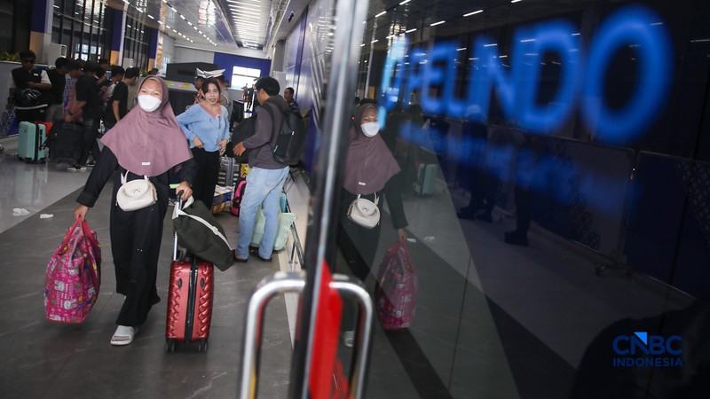 Pemudik tiba saat arus balik Lebaran 2026 di Pelabuhan Penumpang Tanjung Priok, Jakarta, Jumat (27/3/2026). (CNBC Indonesia/Faisal Rahman)