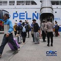 Pemudik tiba saat arus balik Lebaran 2026 di Pelabuhan Penumpang Tanjung Priok, Jakarta, Jumat (27/3/2026). (CNBC Indonesia/Faisal Rahman)