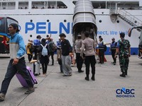 Pemudik tiba saat arus balik Lebaran 2026 di Pelabuhan Penumpang Tanjung Priok, Jakarta, Jumat (27/3/2026). (CNBC Indonesia/Faisal Rahman)
