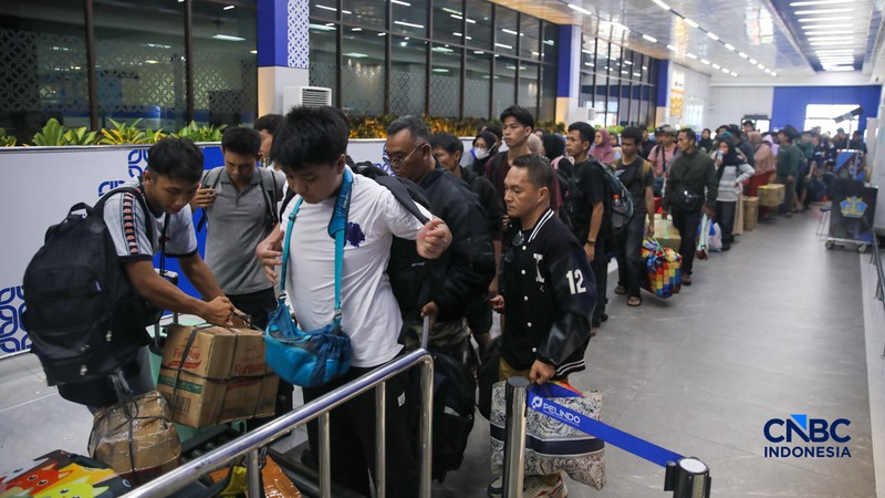 Pemudik tiba saat arus balik Lebaran 2026 di Pelabuhan Penumpang Tanjung Priok, Jakarta, Jumat (27/3/2026). (CNBC Indonesia/Faisal Rahman)