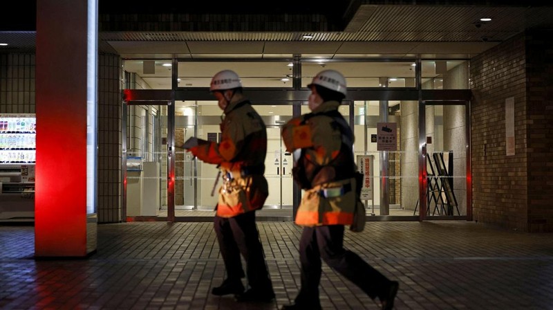 Petugas penyelamat berjalan di depan kompleks komersial tempat seorang karyawan wanita di toko merchandise Pokemon ditikam hingga tewas di distrik Ikebukuro di Tokyo, Jepang, 26 Maret 2026, dalam foto yang diambil oleh Kyodo. (Mandatory credit Kyodo/via REUTERS)