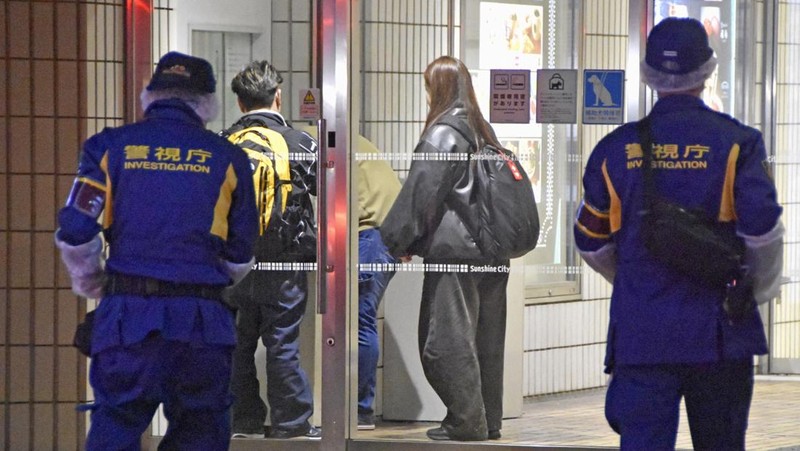 Petugas penyelamat berjalan di depan kompleks komersial tempat seorang karyawan wanita di toko merchandise Pokemon ditikam hingga tewas di distrik Ikebukuro di Tokyo, Jepang, 26 Maret 2026, dalam foto yang diambil oleh Kyodo. (Mandatory credit Kyodo/via REUTERS)