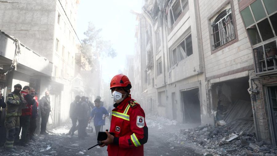 Petugas tanggap darurat mengevakuasi korban dari bawah reruntuhan di lokasi bangunan tempat tinggal yang rusak akibat serangan udara, di tengah konflik AS-Israel dengan Iran, di Teheran, Iran, 27 Maret 2026. (Majid Asgaripour/WANA (West Asia News Agency) via REUTERS)