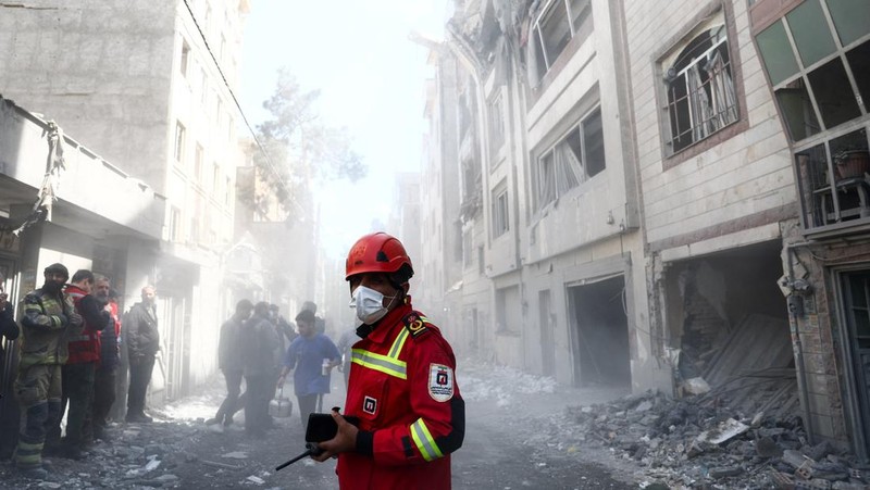 Petugas tanggap darurat mengevakuasi korban dari bawah reruntuhan di lokasi bangunan tempat tinggal yang rusak akibat serangan udara, di tengah konflik AS-Israel dengan Iran, di Teheran, Iran, 27 Maret 2026. (Majid Asgaripour/WANA (West Asia News Agency) via REUTERS)