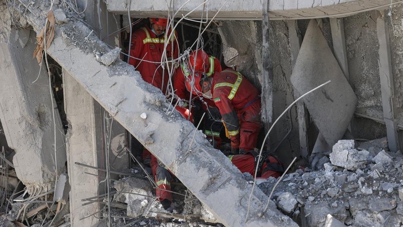 Petugas tanggap darurat mengevakuasi korban dari bawah reruntuhan di lokasi bangunan tempat tinggal yang rusak akibat serangan udara, di tengah konflik AS-Israel dengan Iran, di Teheran, Iran, 27 Maret 2026. (Majid Asgaripour/WANA (West Asia News Agency) via REUTERS)