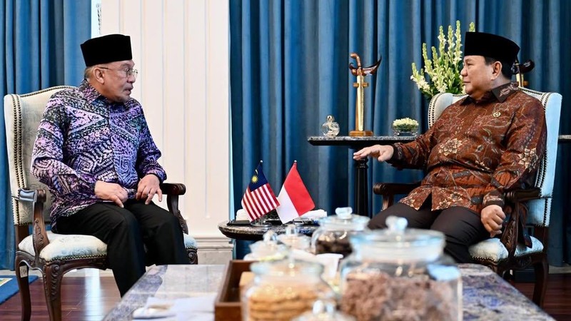 Presiden Prabowo Subianto menyambut kedatangan Perdana Menteri (PM) Malaysia Dato&rsquo; Seri Anwar Ibrahim di Istana Merdeka, Jakarta, pada Jumat (27/3/2026). (Dok. BPMI Sekretariat Presiden/Rusman)