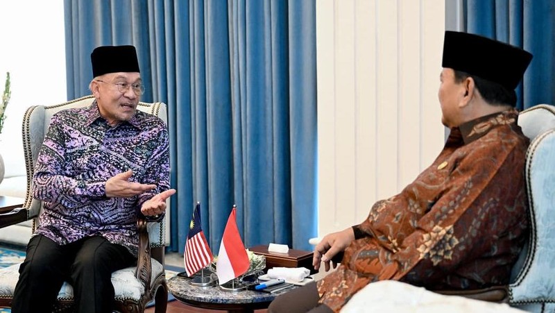 Presiden Prabowo Subianto menyambut kedatangan Perdana Menteri (PM) Malaysia Dato&rsquo; Seri Anwar Ibrahim di Istana Merdeka, Jakarta, pada Jumat (27/3/2026). (Dok. BPMI Sekretariat Presiden/Rusman)
