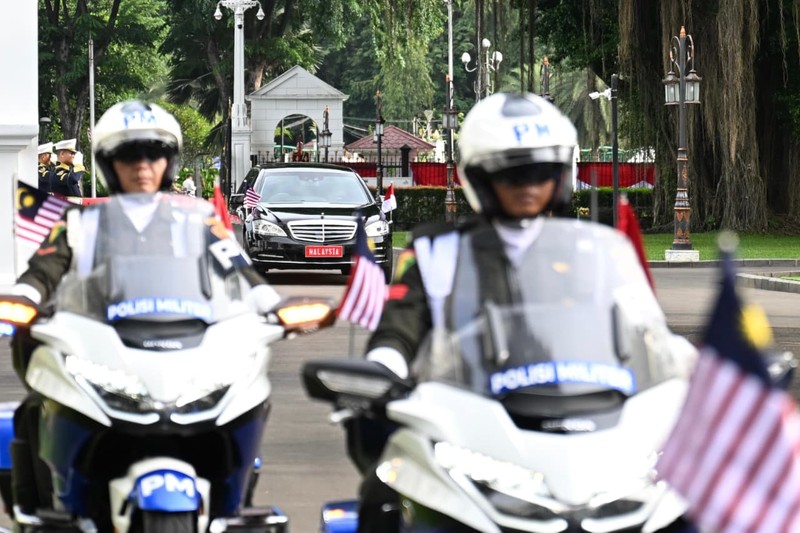 Presiden Prabowo Subianto menyambut kedatangan Perdana Menteri (PM) Malaysia Dato&rsquo; Seri Anwar Ibrahim di Istana Merdeka, Jakarta, pada Jumat (27/3/2026). (Dok. BPMI Sekretariat Presiden/Rusman)