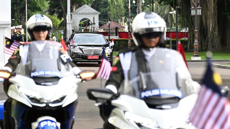 Presiden Prabowo Subianto menyambut kedatangan Perdana Menteri (PM) Malaysia Dato&rsquo; Seri Anwar Ibrahim di Istana Merdeka, Jakarta, pada Jumat (27/3/2026). (Dok. BPMI Sekretariat Presiden/Rusman)