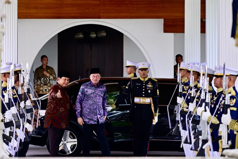 Presiden Prabowo Subianto menyambut kedatangan Perdana Menteri (PM) Malaysia Dato&rsquo; Seri Anwar Ibrahim di Istana Merdeka, Jakarta, pada Jumat (27/3/2026). (Dok. BPMI Sekretariat Presiden/Rusman)