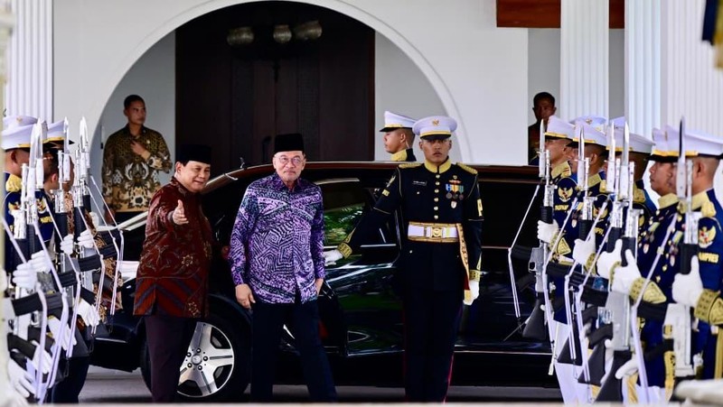 Presiden Prabowo Subianto menyambut kedatangan Perdana Menteri (PM) Malaysia Dato&rsquo; Seri Anwar Ibrahim di Istana Merdeka, Jakarta, pada Jumat (27/3/2026). (Dok. BPMI Sekretariat Presiden/Rusman)