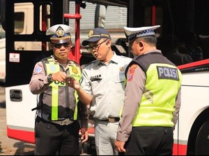 Pastikan Arus Balik Aman, Polisi Gresik Cek Bus di Rest Area Wringinanom