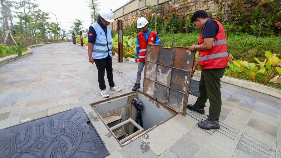 Sejumlah petugas memantau jaringan yang terpasang di terowongan beton bawah tanah Multi Utility Tunnel (MUT) di Ibu Kota Nusantara (IKN). (Dok. Humas Otorita IKN)