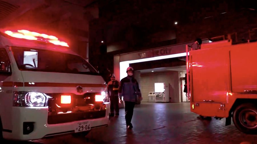 Petugas penyelamat berjalan di depan kompleks komersial tempat seorang karyawan wanita di toko merchandise Pokemon ditikam hingga tewas di distrik Ikebukuro di Tokyo, Jepang, 26 Maret 2026, dalam foto yang diambil oleh Kyodo. (Mandatory credit Kyodo/via REUTERS)