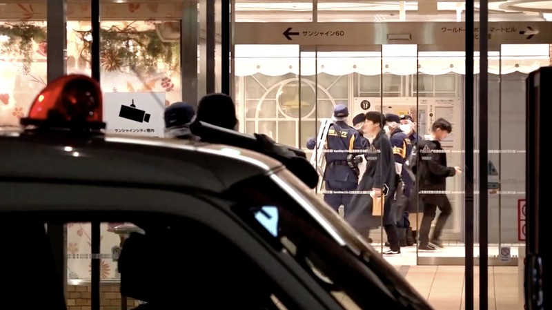 Petugas penyelamat berjalan di depan kompleks komersial tempat seorang karyawan wanita di toko merchandise Pokemon ditikam hingga tewas di distrik Ikebukuro di Tokyo, Jepang, 26 Maret 2026, dalam foto yang diambil oleh Kyodo. (Mandatory credit Kyodo/via REUTERS)